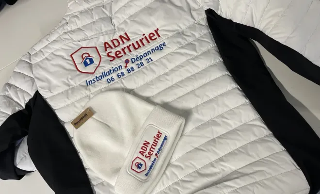 Doudoune brodée pour ADN Serrurier à Vienne réalisée par Print France, près de Bourg-en-Bresse, Print France