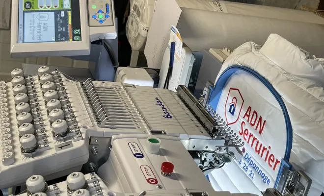 Doudoune brodée pour ADN Serrurier à Vienne réalisée par Print France, près de Bourg-en-Bresse, Print France