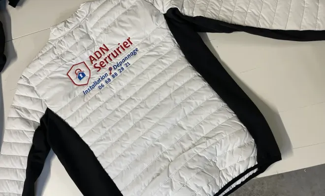 Doudoune brodée pour ADN Serrurier à Vienne réalisée par Print France, près de Bourg-en-Bresse, Print France