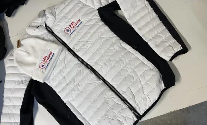 Doudoune brodée pour ADN Serrurier à Vienne réalisée par Print France, près de Bourg-en-Bresse, Print France